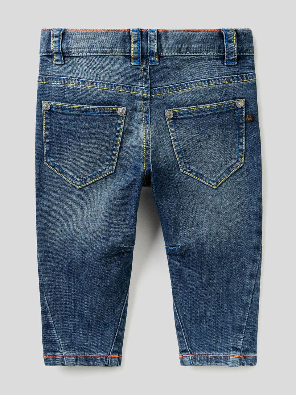 Carrot Fit-Jeans mit neonfarbenen Nähten image number 2