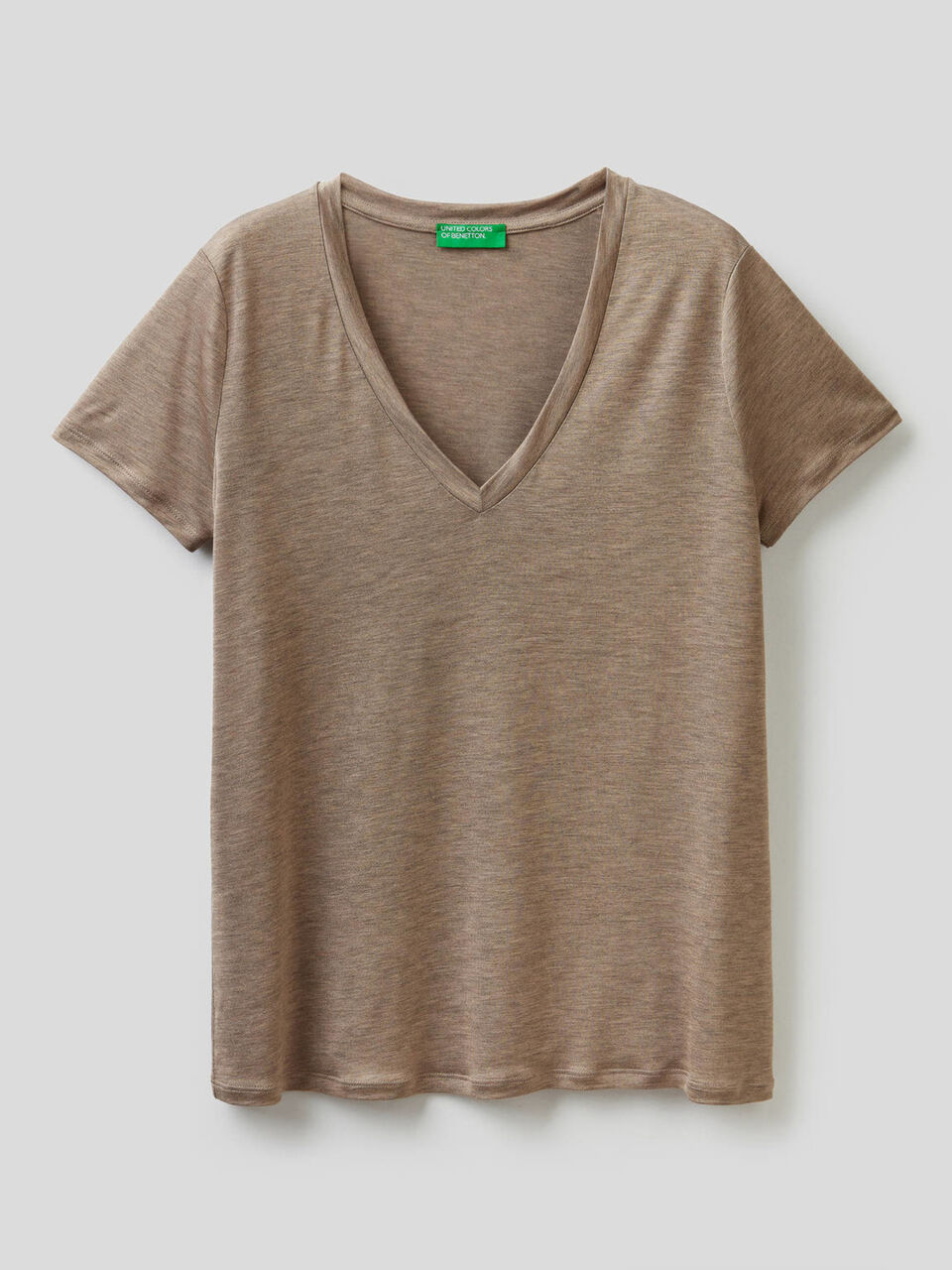 T-Shirt mit V-Ausschnitt image number 1