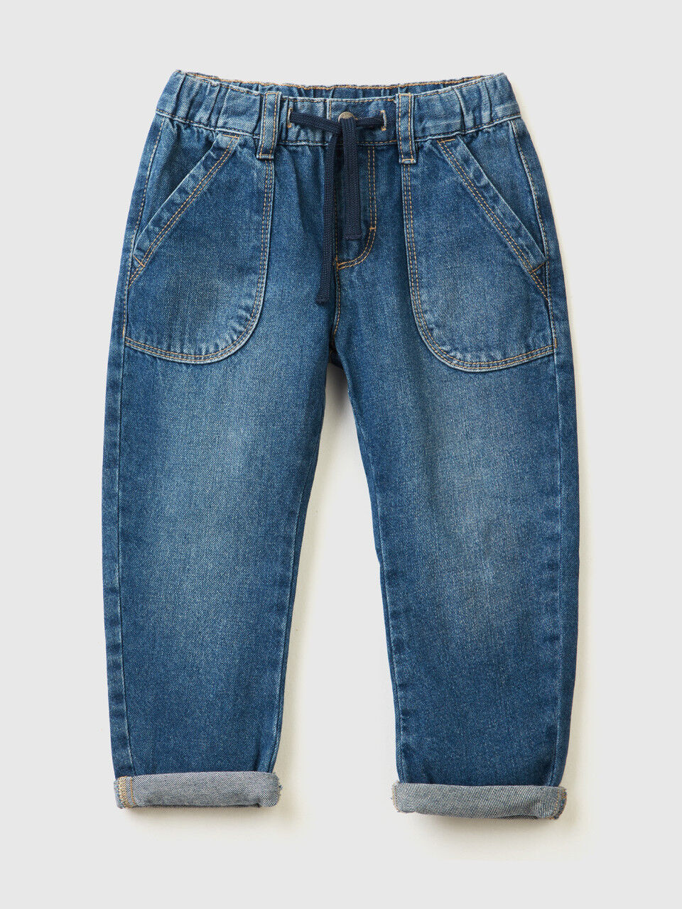 Jeans in 100% Baumwolle mit Maxi-Taschen