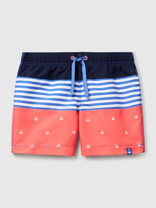 Seeboxer mit Streifen und Haien Jungen