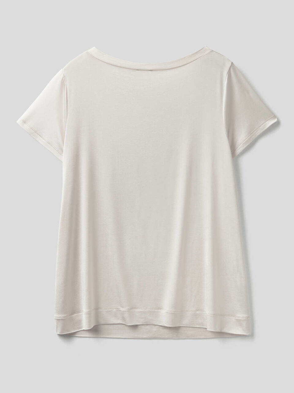T-Shirt aus glänzendem Stoff image number 2
