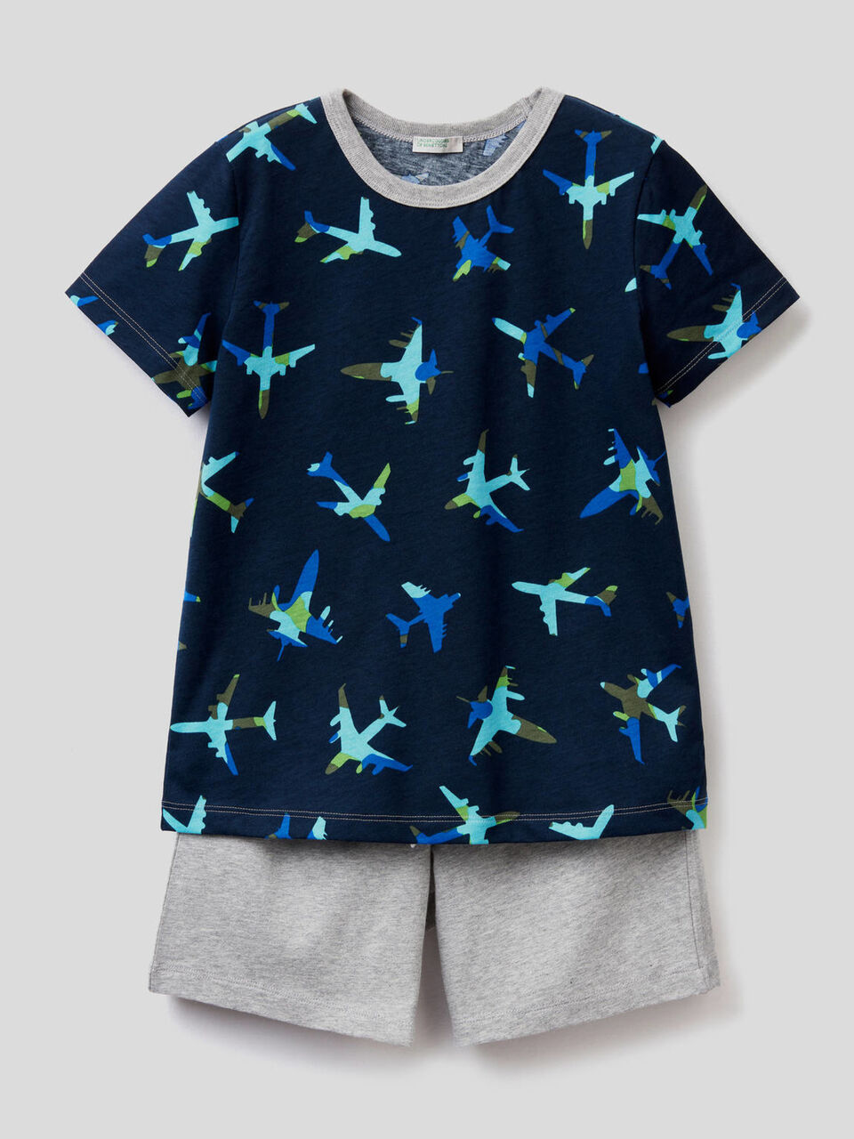 Pyjama bestehend aus T-Shirt und Bermuda image number 1