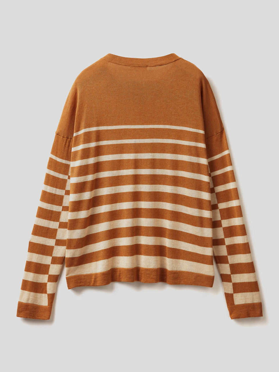 Gestreifter Pullover mit Detail in Form von Knöpfen image number 2