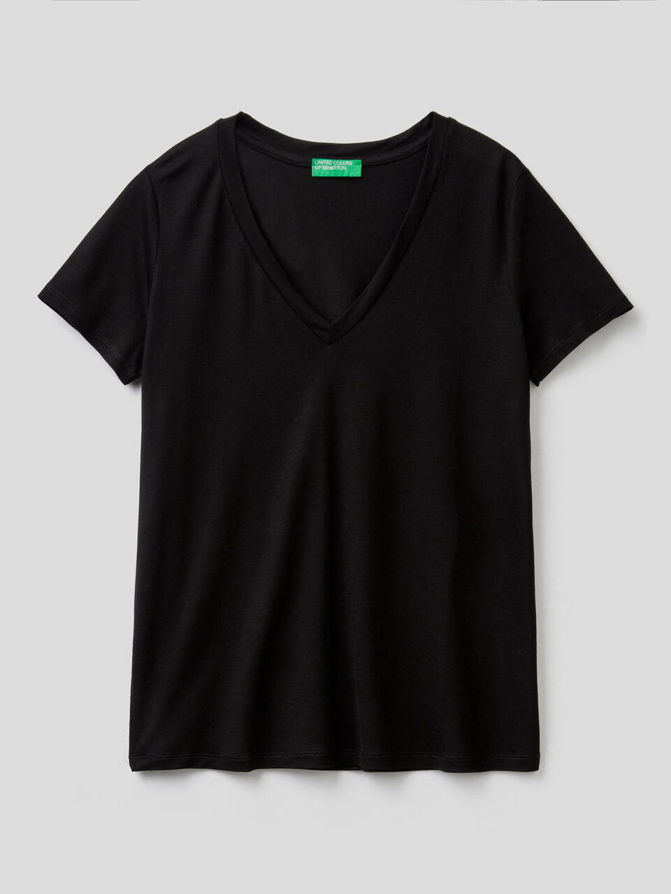T-Shirt mit V-Ausschnitt image number 1
