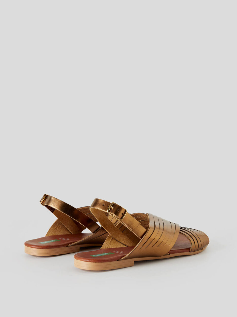 Flache Sandalen mit Überkreuzung image number 2