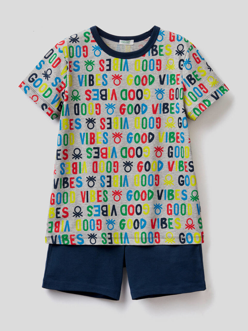 Pyjama bestehend aus T-Shirt und Bermuda image number 1
