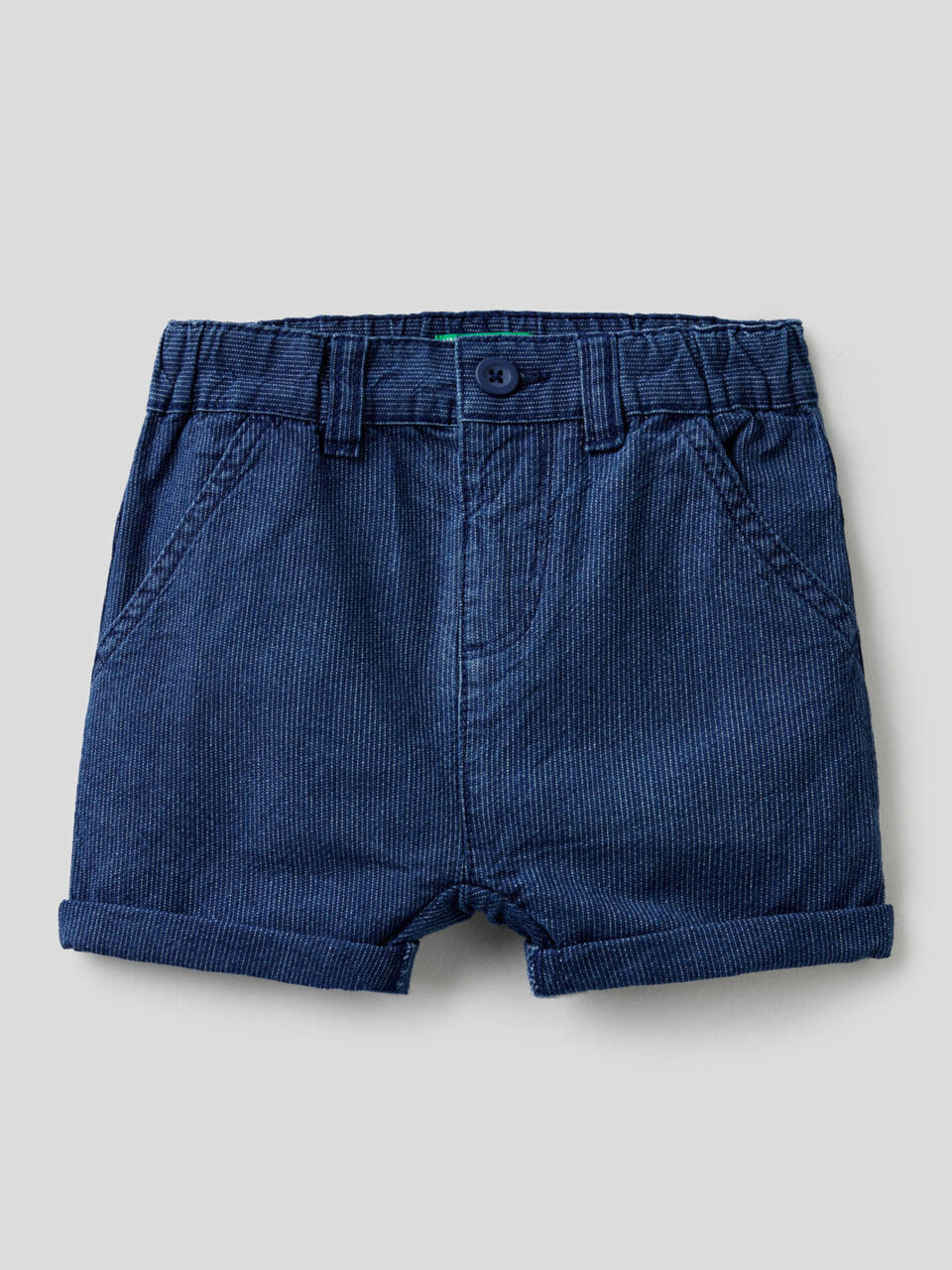 Kurze Hose aus gestreiftem Jeansstoff image number 1
