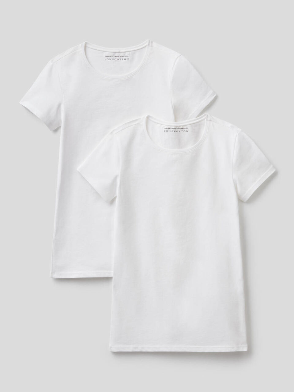 Zwei weiße Unterwäsche-T-Shirts image number 1