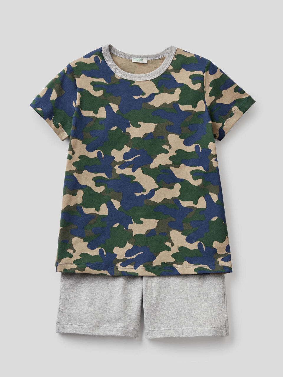 Pyjama bestehend aus T-Shirt und Bermuda image number 1