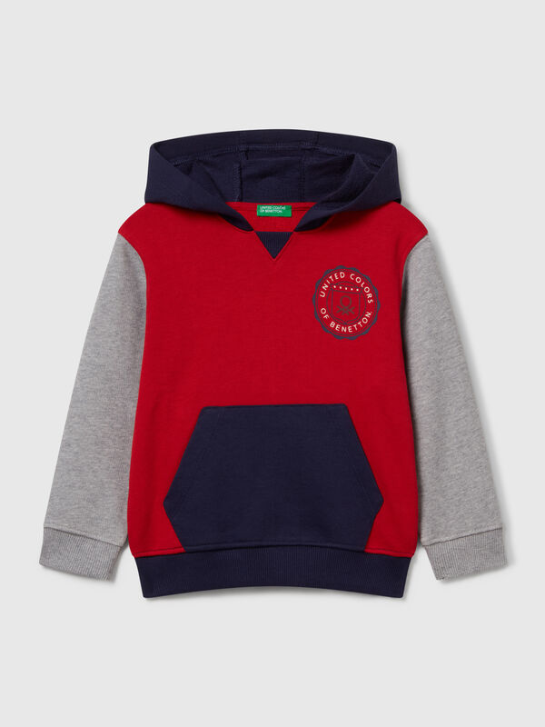 Sweatshirt mit Tasche und Kapuze Jungen