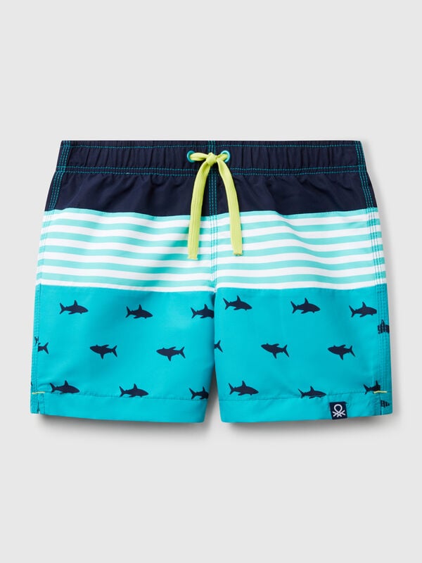 Seeboxer mit Streifen und Haien Jungen