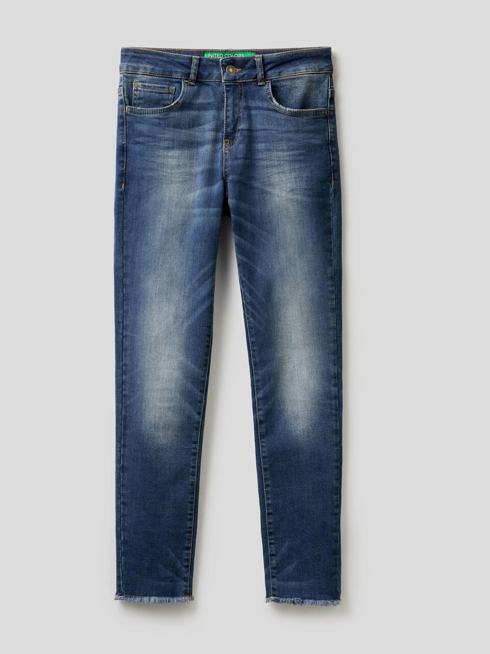 Jeans mit ausgefranstem Saum unten image number 1