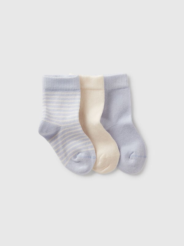 Drei Paar hellblaue und cremefarbene Socken Newborn