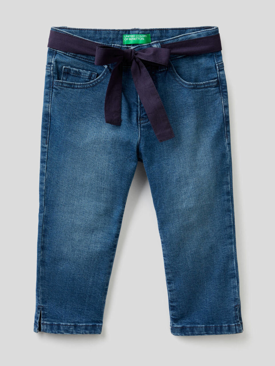 Stretchige Jeans mit Gürtel aus Stoff image number 1
