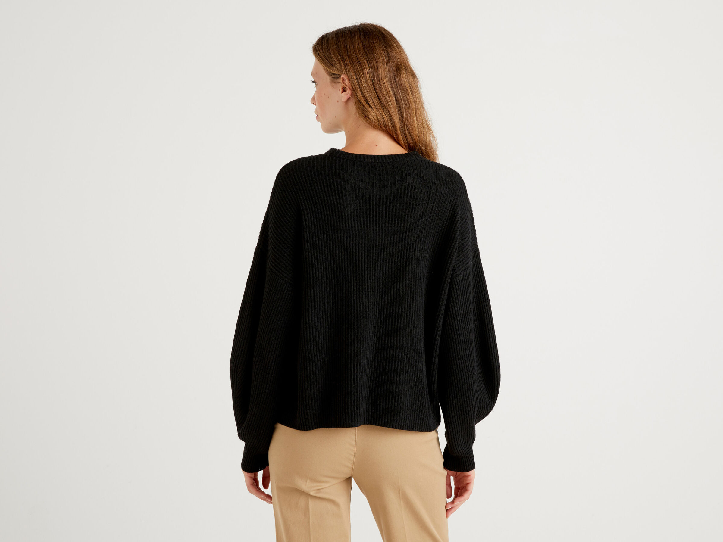 Weicher Pullover mit Schlitz-Motiv image number 2