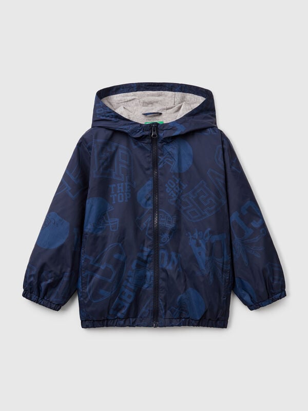 Leichte gemusterte Jacke mit Kapuze Jungen