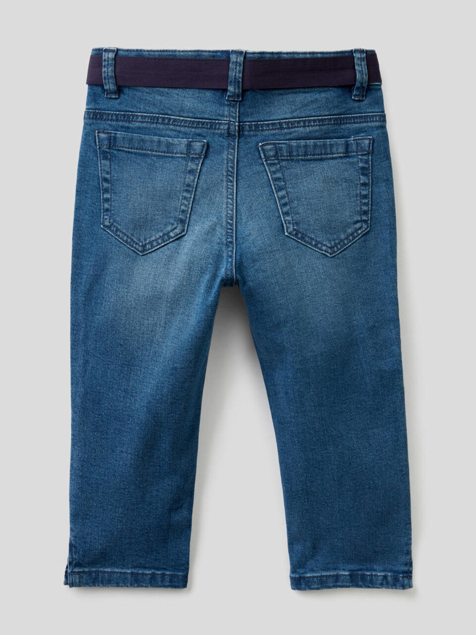 Stretchige Jeans mit Gürtel aus Stoff image number 2