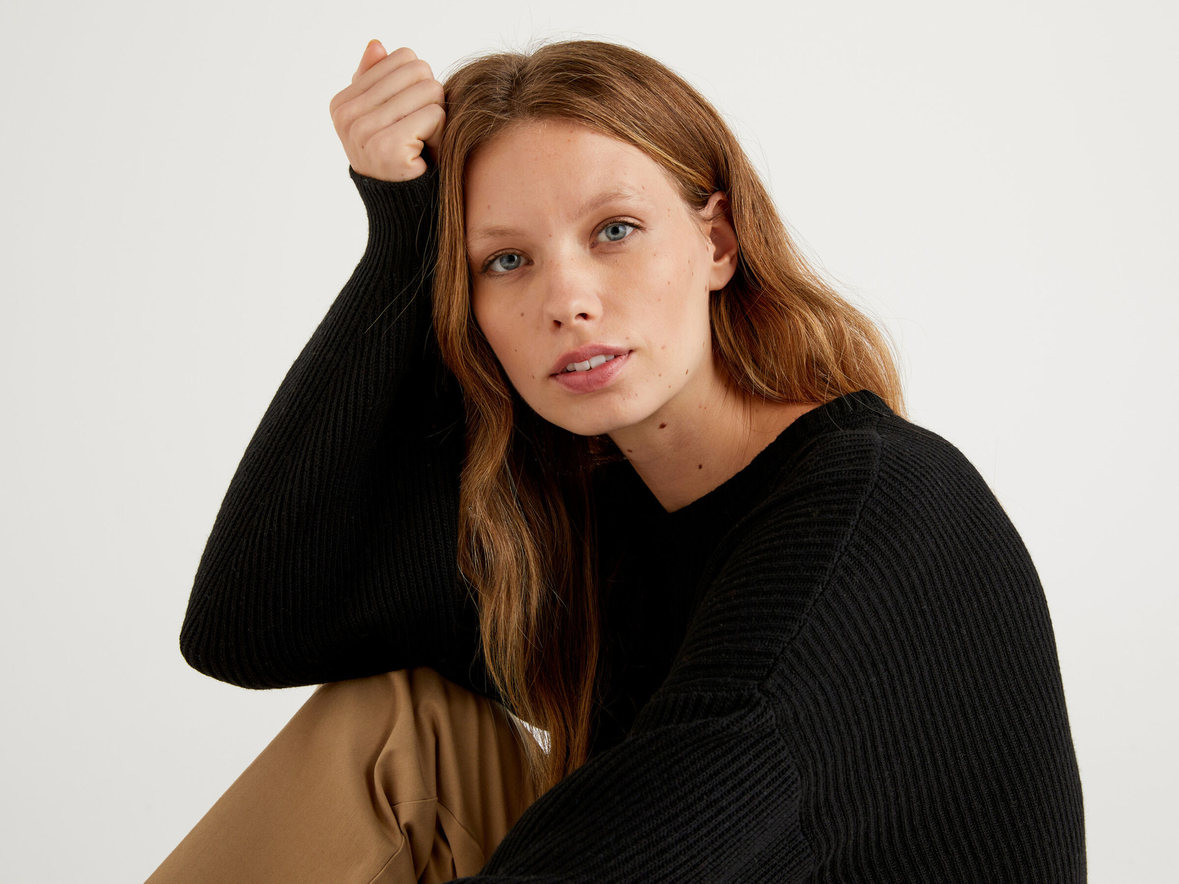 Weicher Pullover mit Schlitz-Motiv image number 4