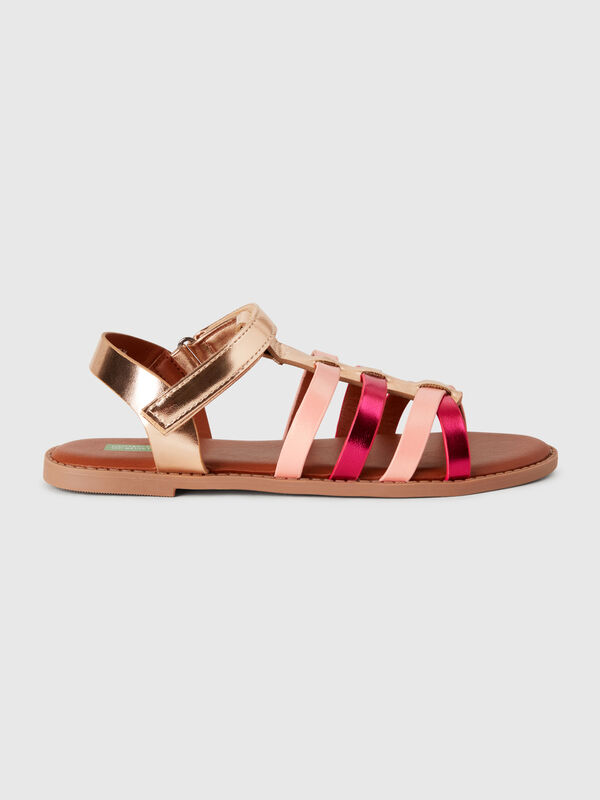 Flache Sandalen mit Laminateffekt Mädchen