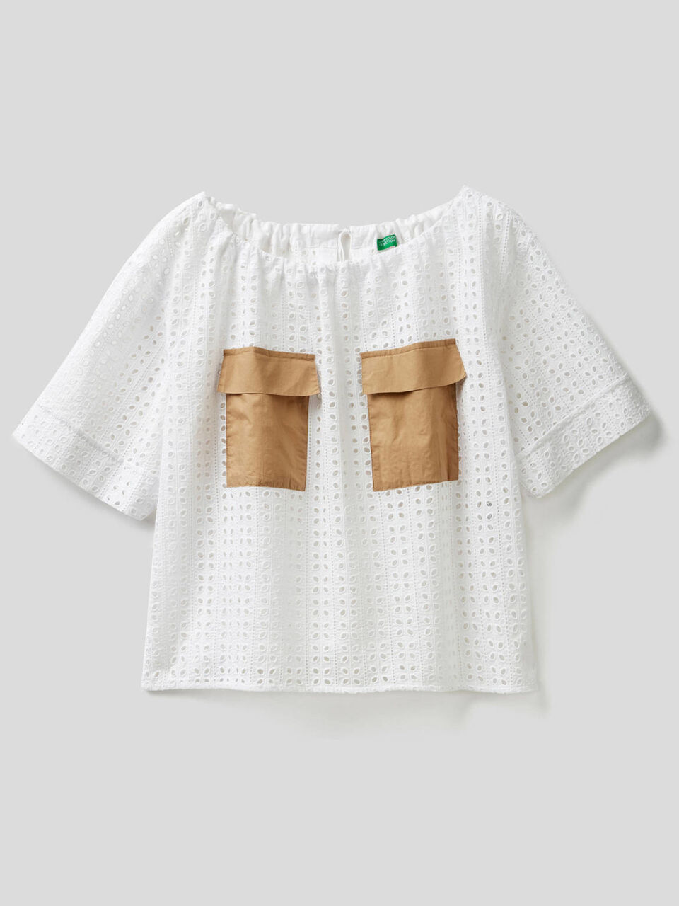 Bluse mit Lochstickerei und Taschen image number 1