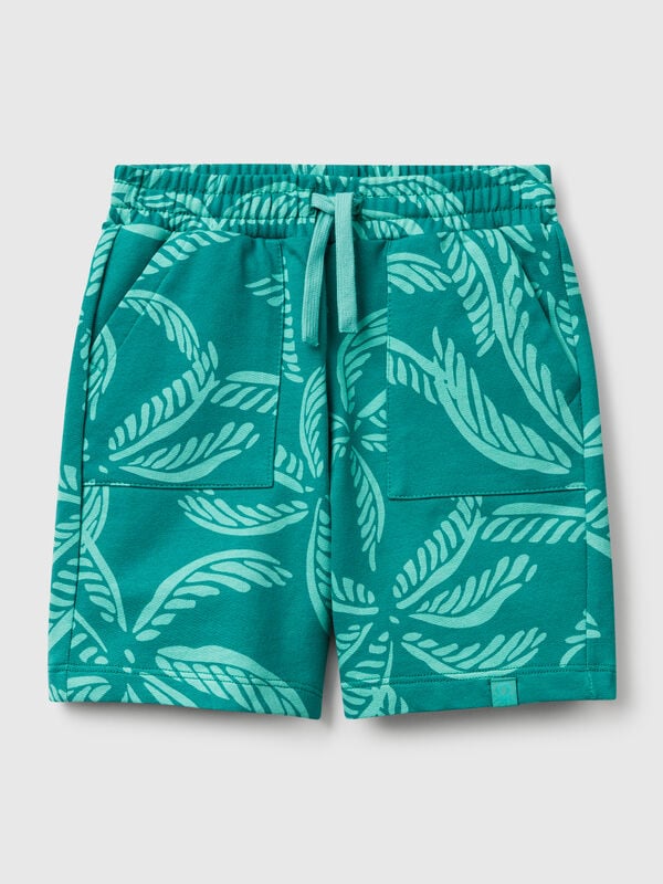 Grüne Shorts mit tropischem Aufdruck Jungen