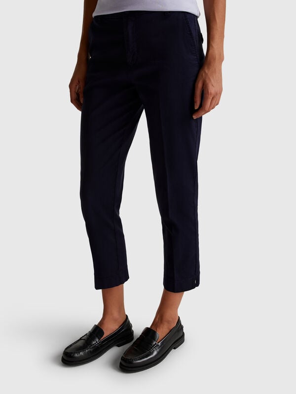 Verkürzte Chinos aus Stretch-Baumwolle Verkürzte Chinos aus Stretch-Baumwolle Damen
