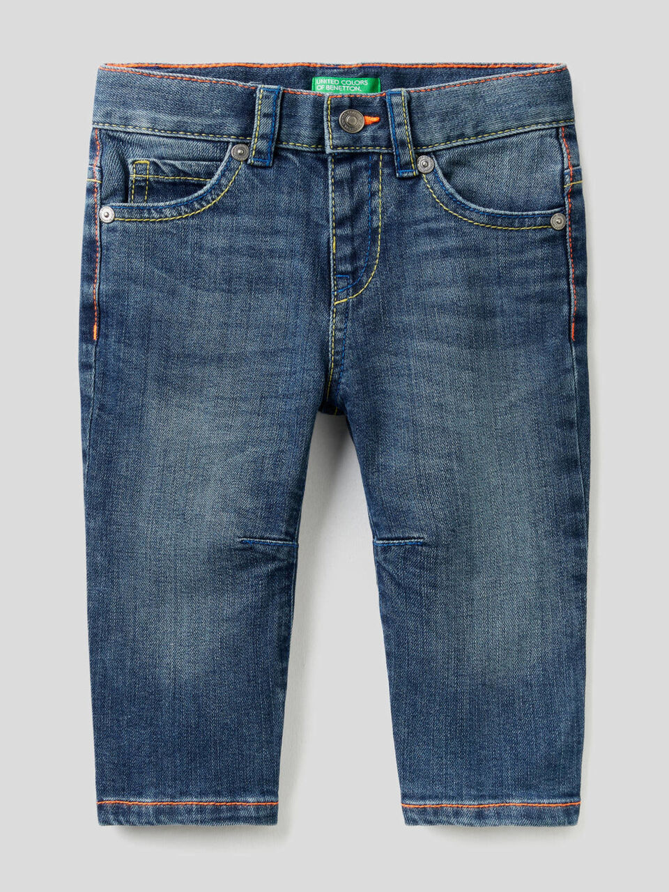Carrot Fit-Jeans mit neonfarbenen Nähten image number 1