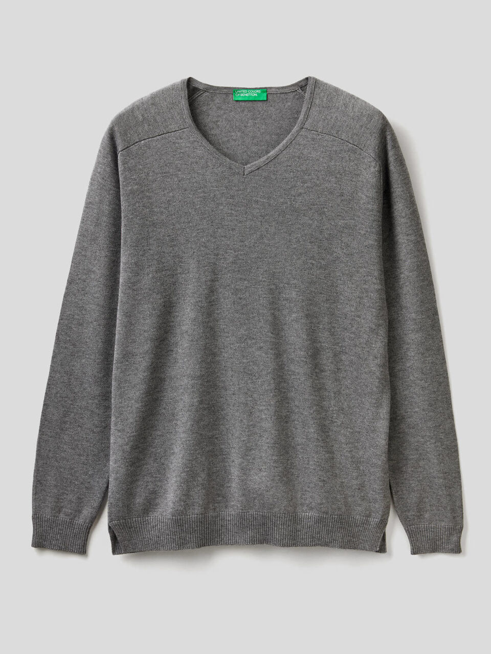 Einfarbiger Pullover mit V-Ausschnitt image number 1