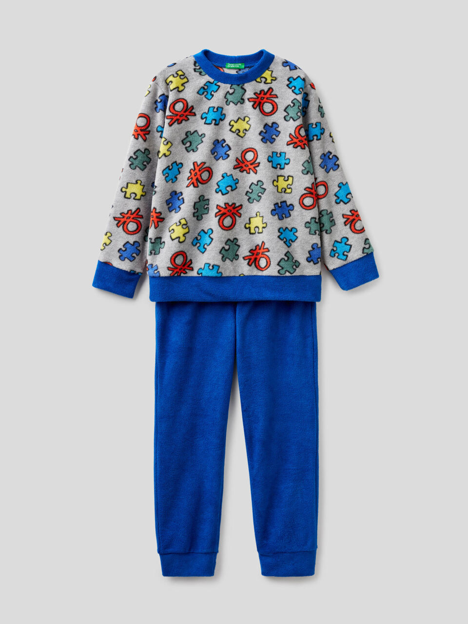 Pyjama aus Fleece mit gemustertem Oberteil image number 1