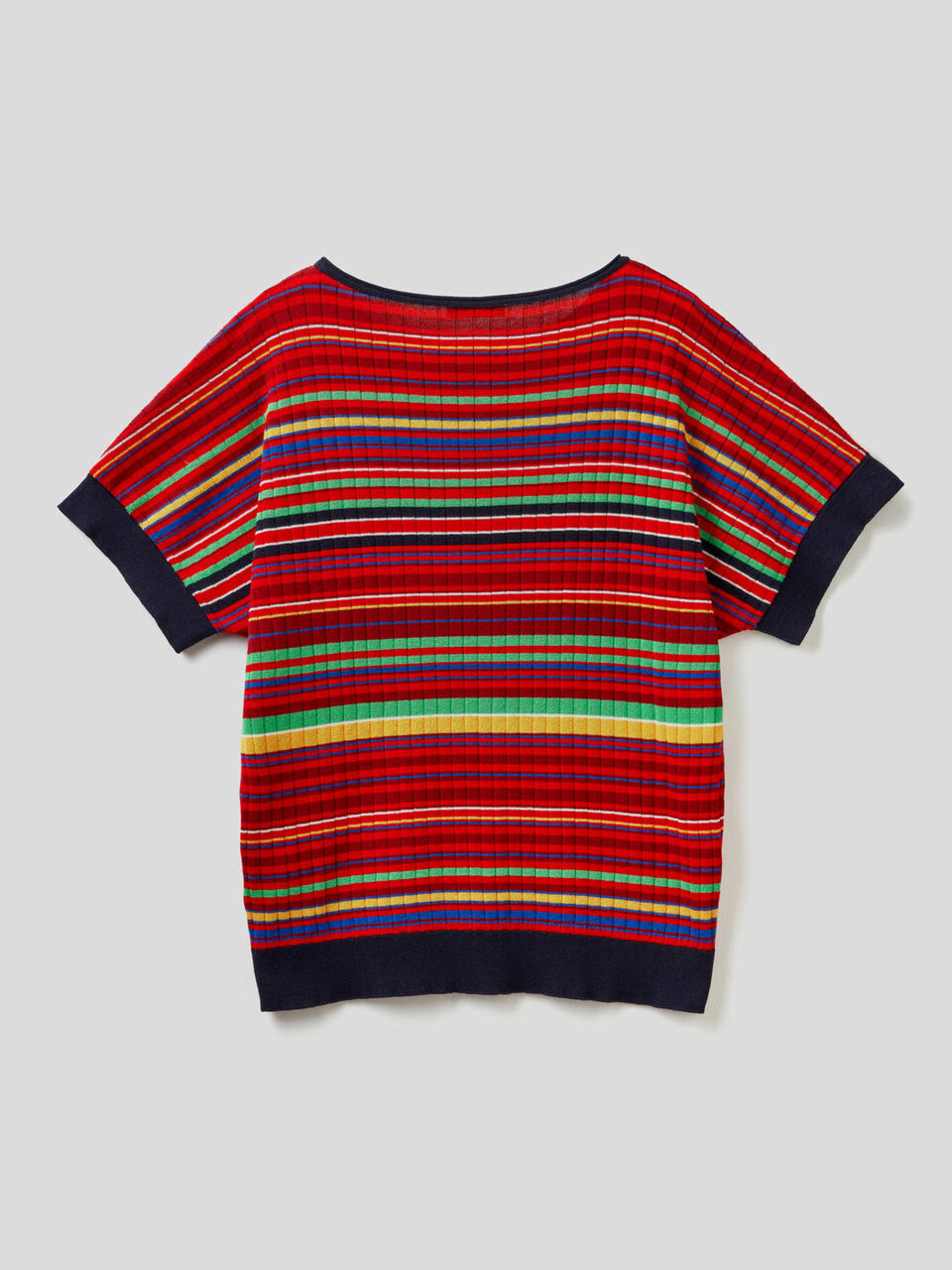 Pullover mit kurzen Ärmeln und bunten Streifen image number 2
