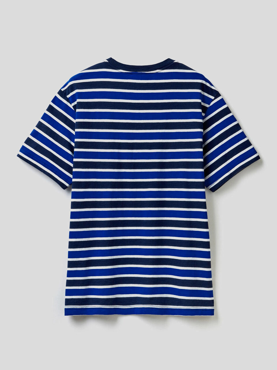 Gestreiftes T-Shirt mit Tasche im Kontrast image number 2