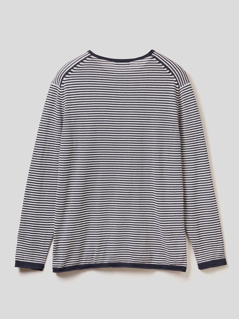 Pullover mit Rundausschnitt und feinen Streifen image number 2