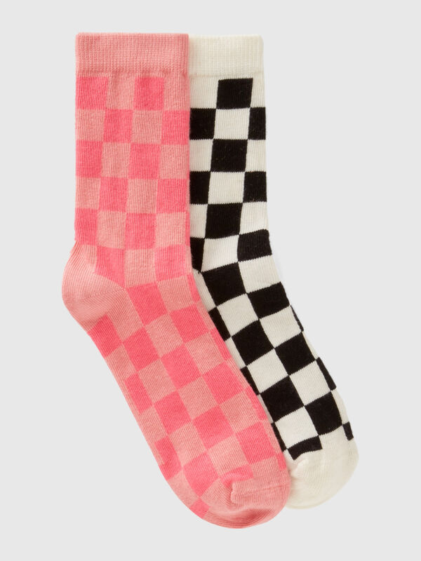 Zwei Paar Socken mit Schachmuster