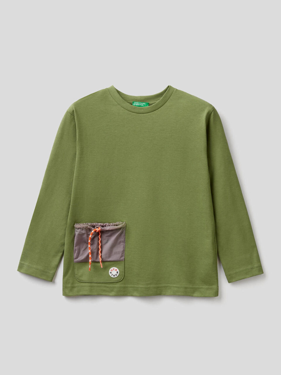 T-Shirt mit Tasche in einer Kontrastfarbe image number 1