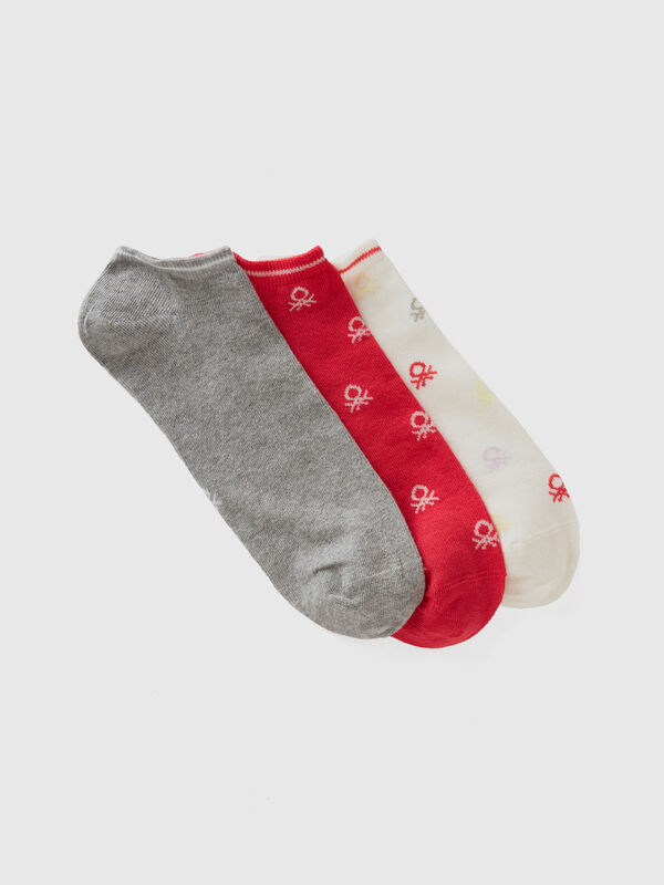 Drei Paar kurze Socken mit Logo