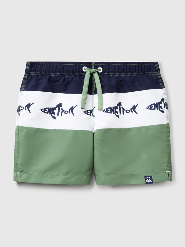 Seeboxer mit Streifen und Haien Jungen