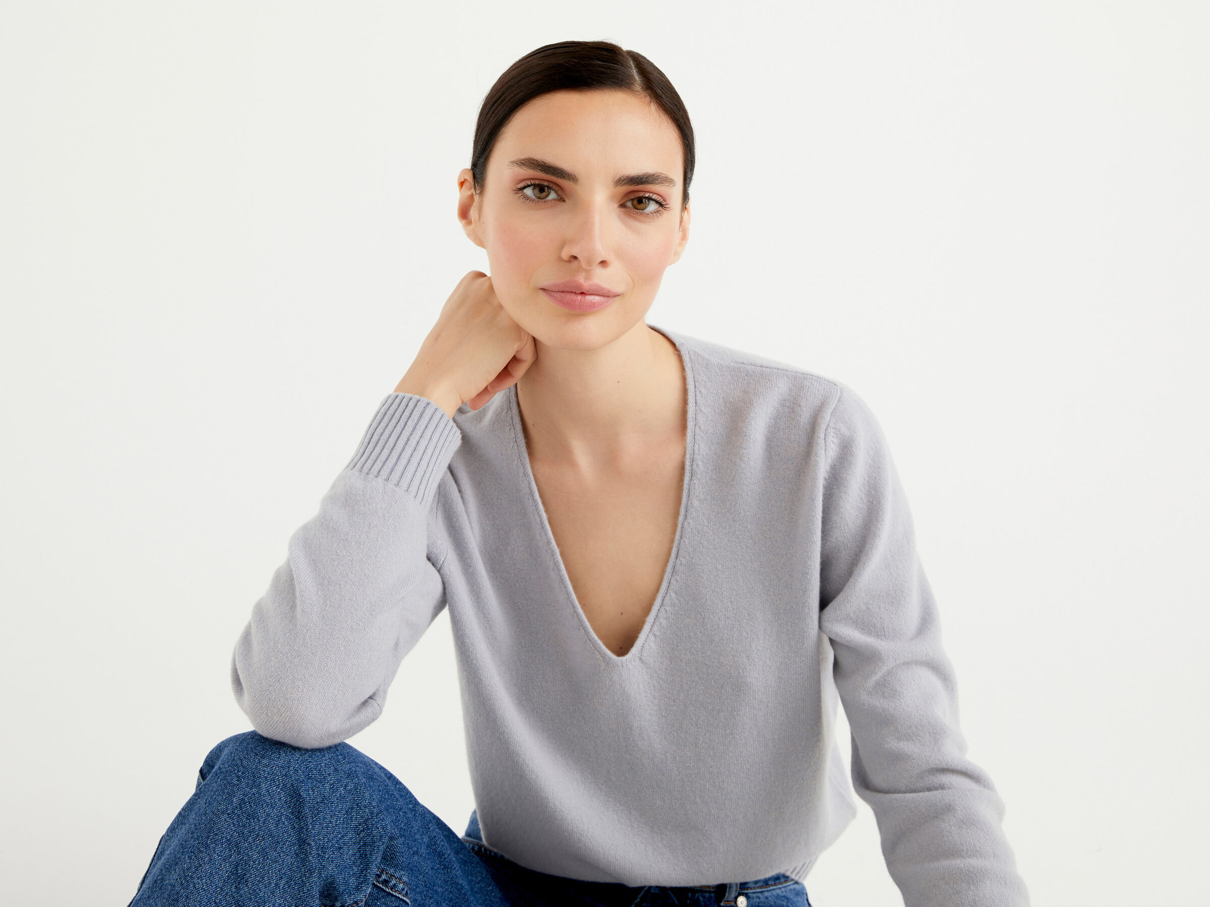 Pullover in einer Cashmeremischung mit V-Ausschnitt image number 4