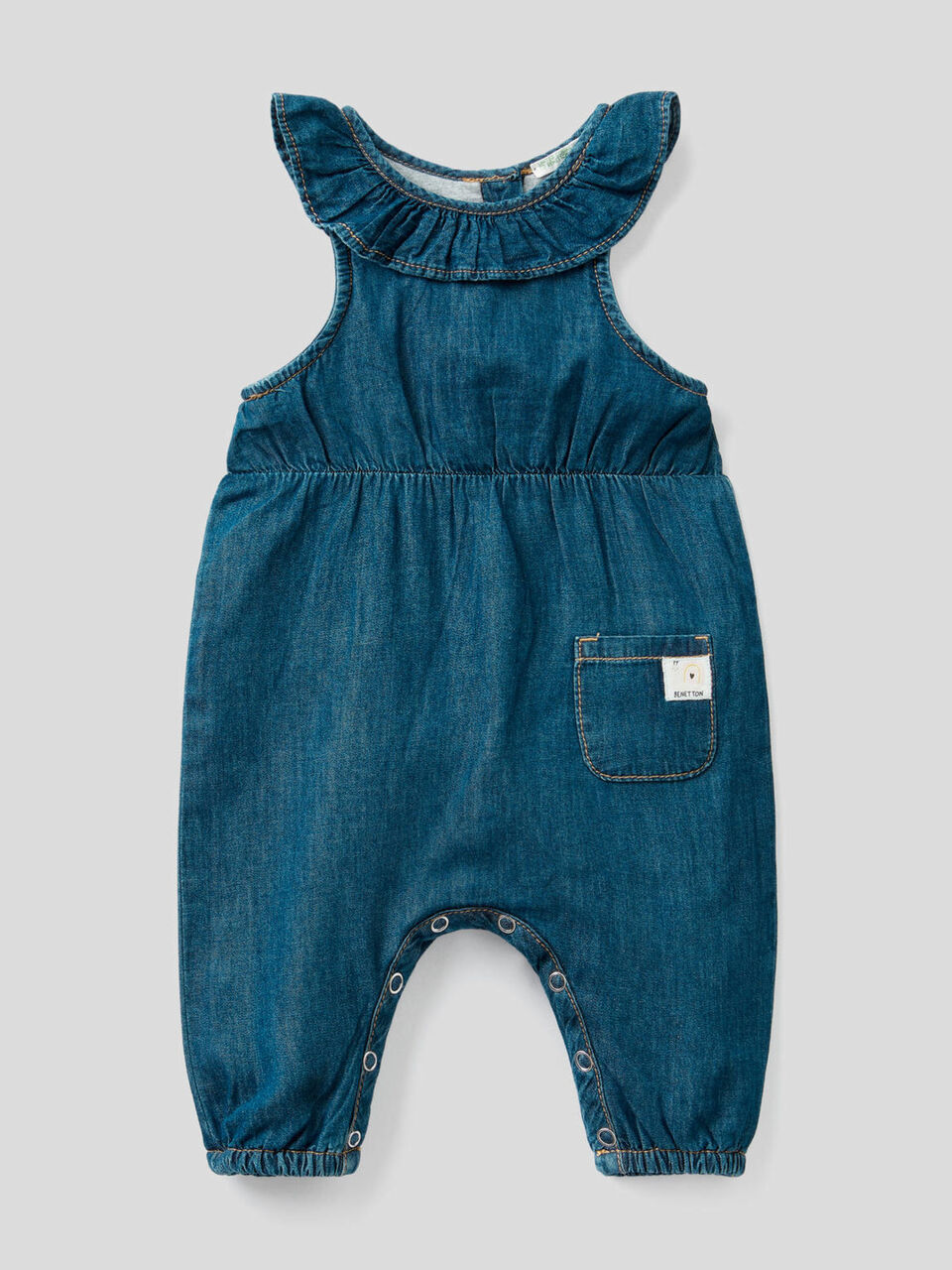 Latzhose aus leichtem Jeansstoff mit Volant image number 1