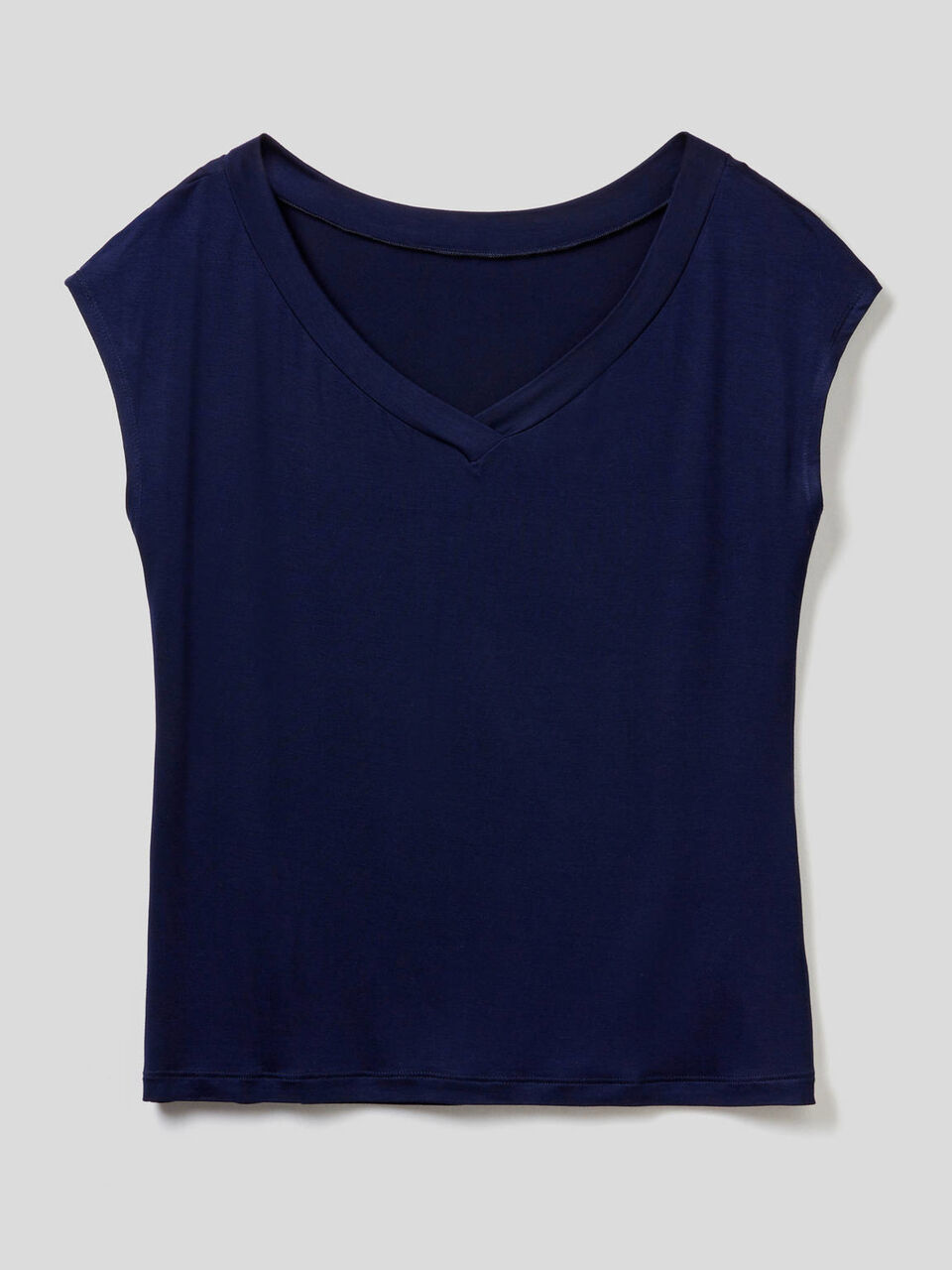 Fließendes T-Shirt mit V-Ausschnitt image number 1