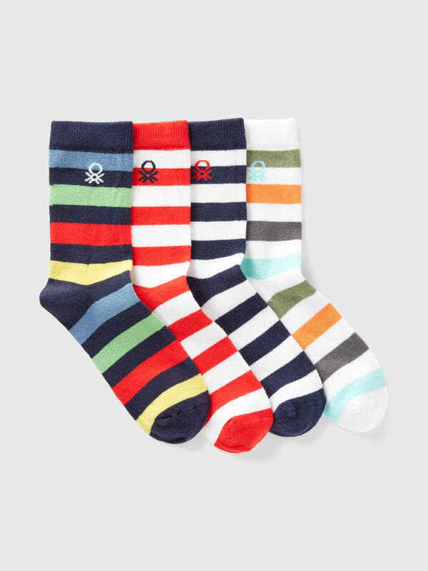Vier Paar gemusterte Socken Jungen