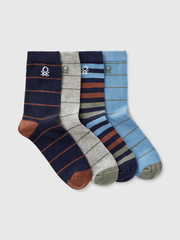 Vier Paar gemusterte Socken Jungen