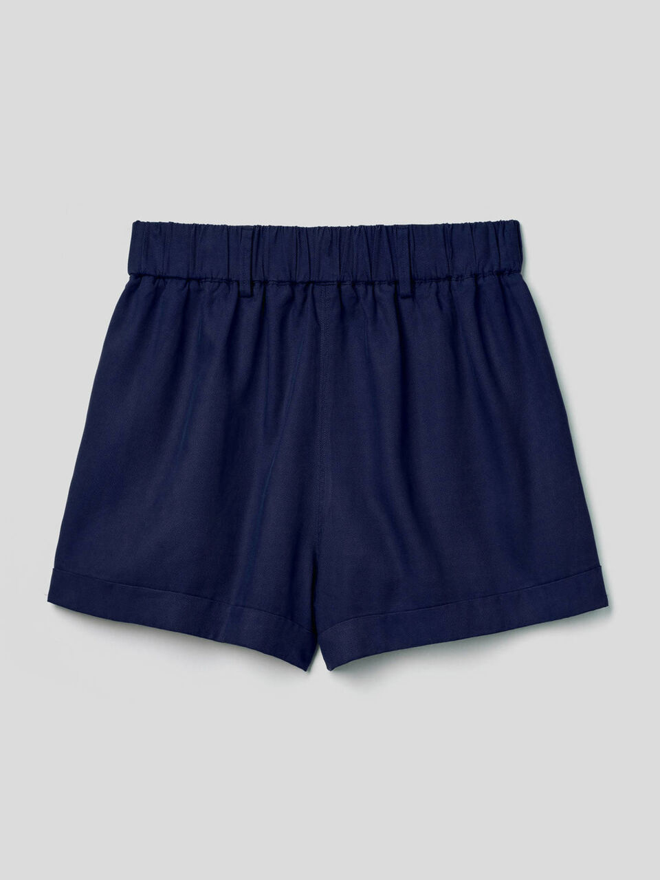 Einfarbige Shorts mit Aufschlag image number 2