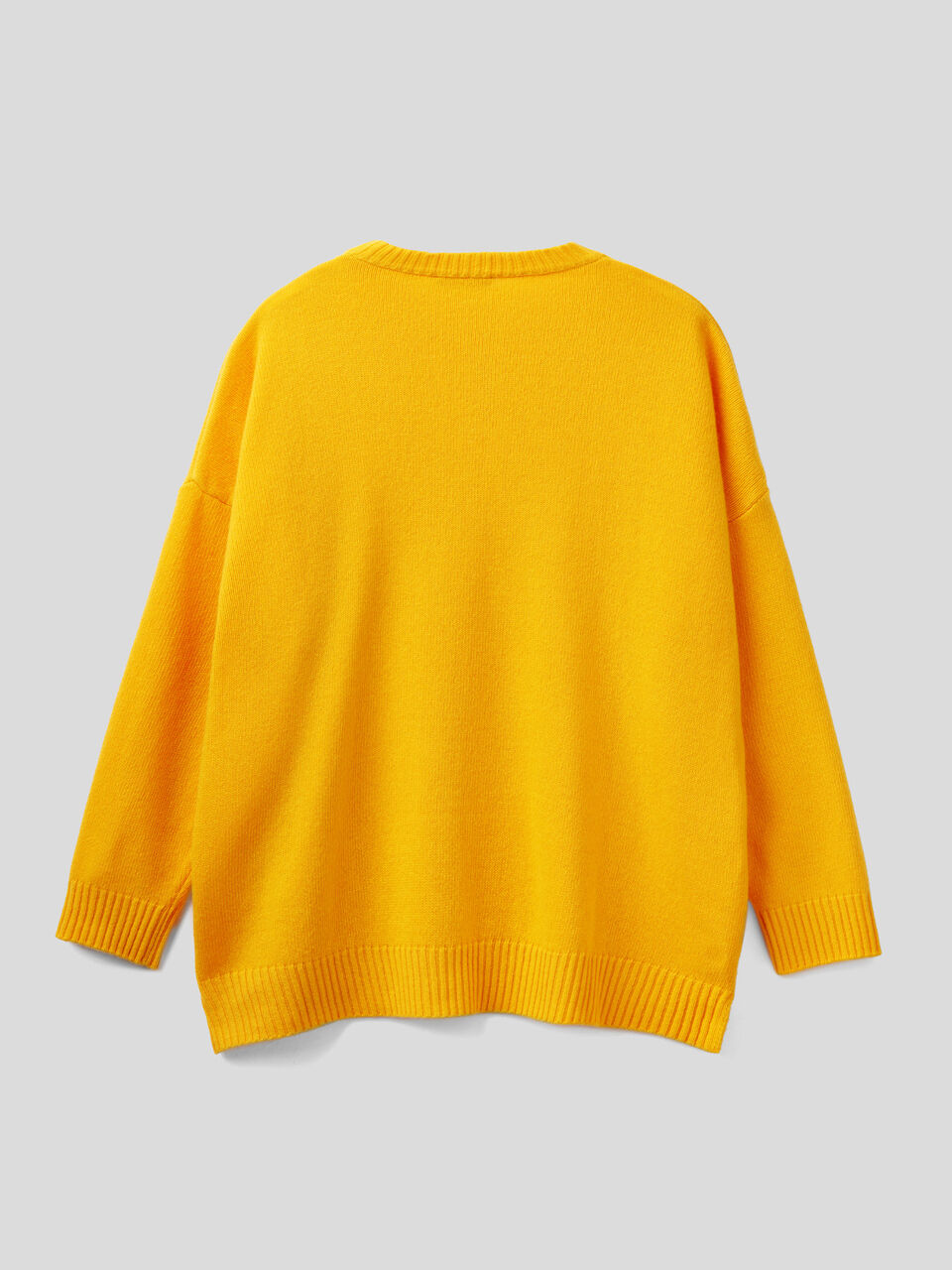 Weiter Pullover mit Schlitzen image number 2
