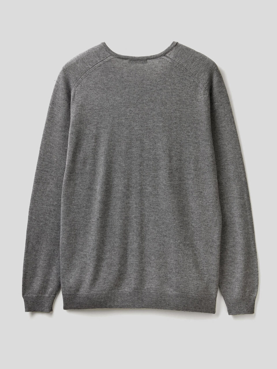 Einfarbiger Pullover mit V-Ausschnitt image number 2