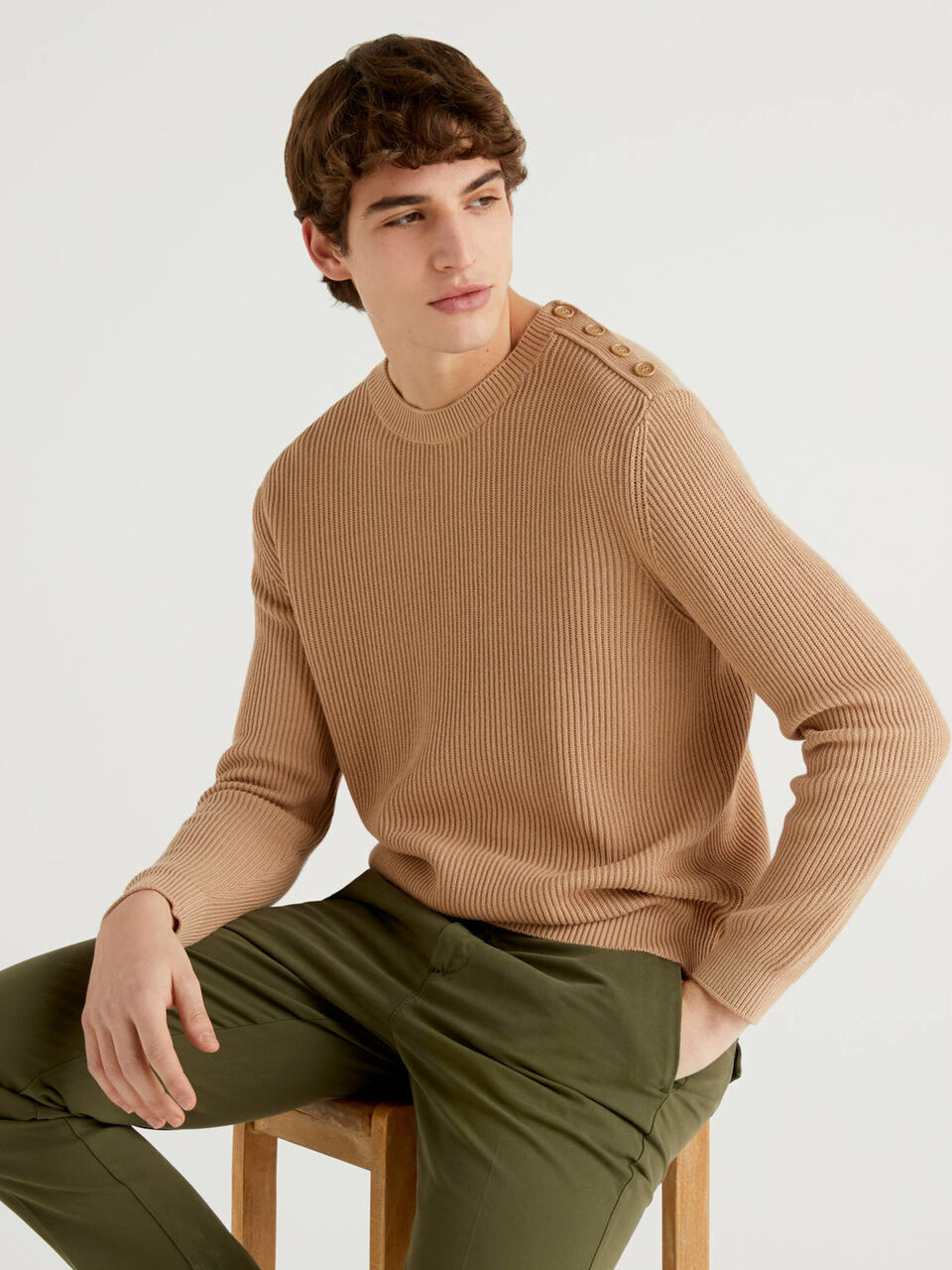 Pullover mit Knöpfen an der Schulter Herren image number null