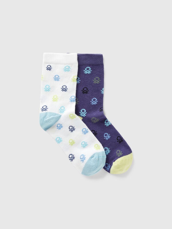 Zwei Paar Socken mit blauen und weißen Logos Jungen