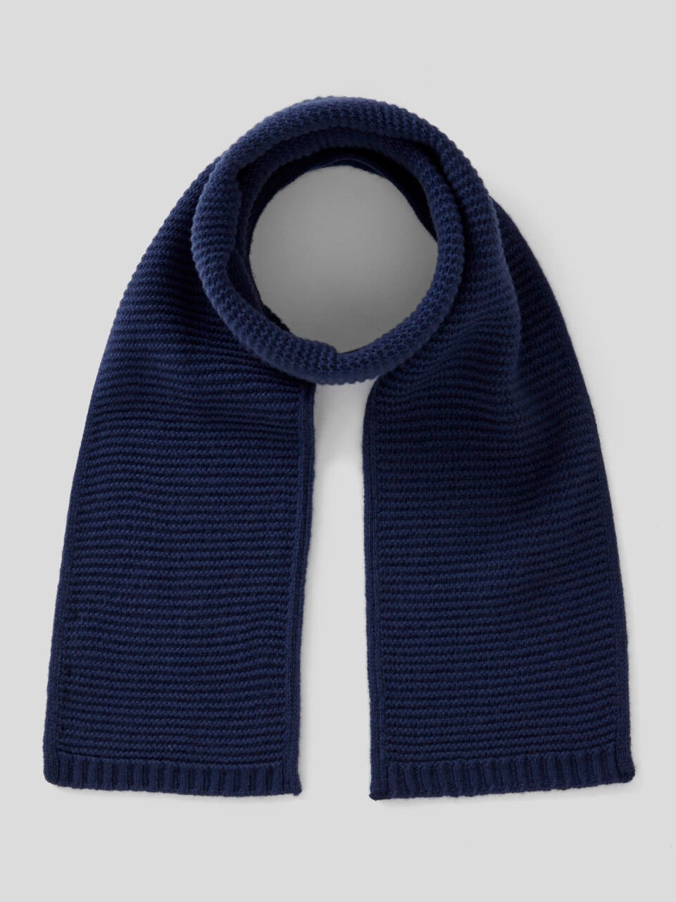 Verarbeiteter Schal aus einer stretchigen Wollmischung