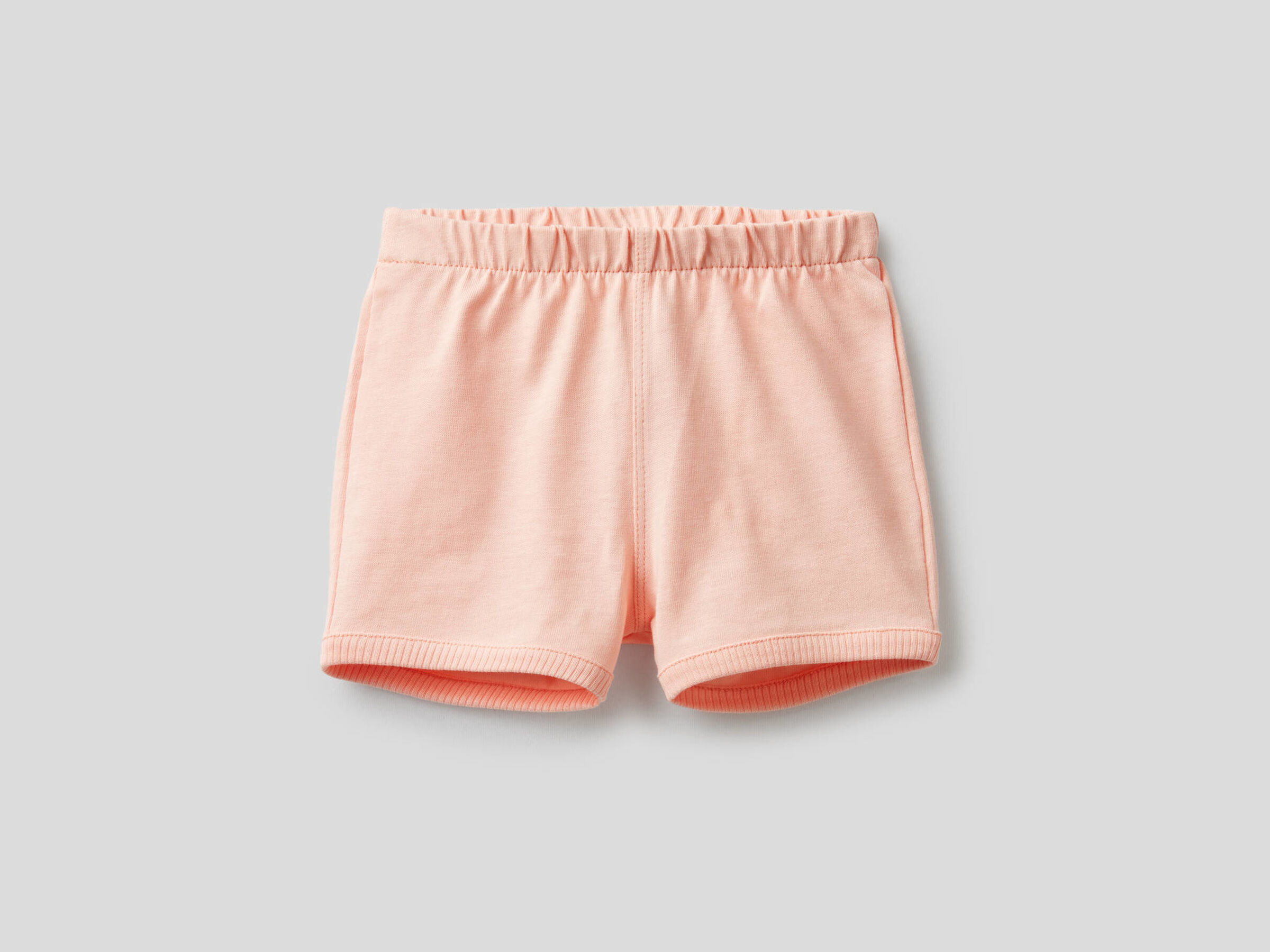 Shorts mit Maxi-Aufnäher hinten image number null