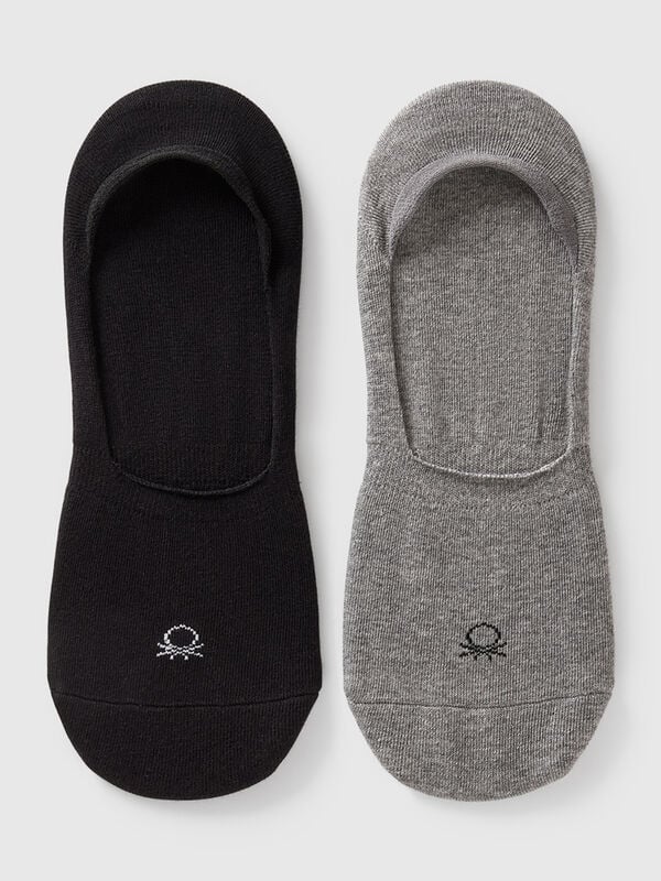 Zwei Paar einfarbige Socken