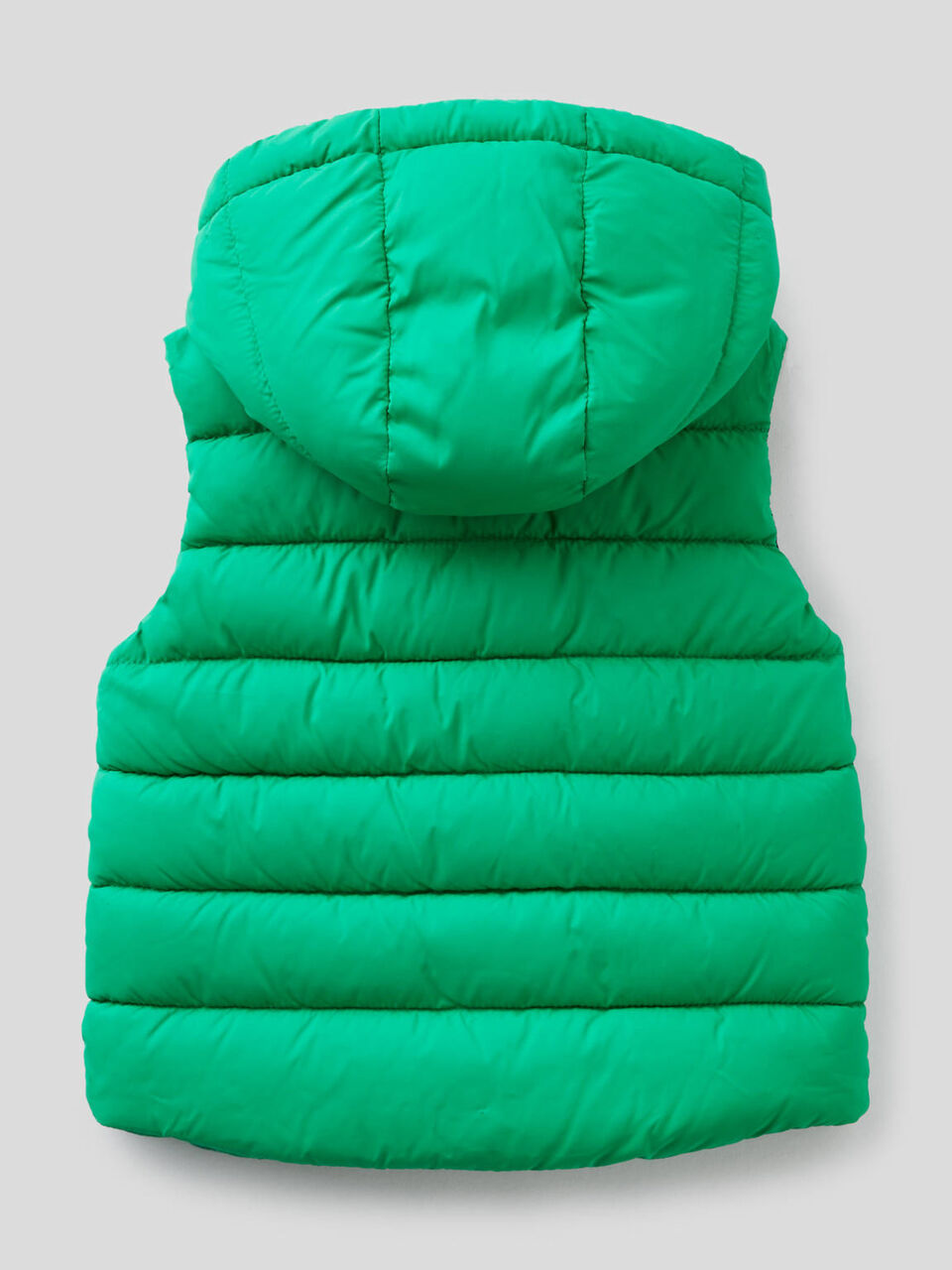 Wattiertes Gilet mit abnehmbarer Kapuze image number 2